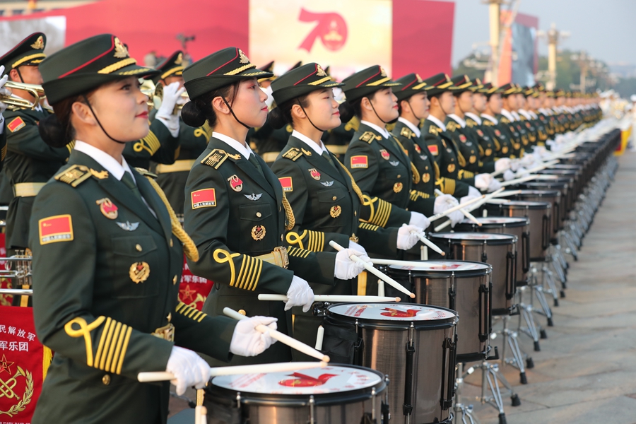解放軍聯(lián)合軍樂團在廣場就位后進行準(zhǔn)備工作和試奏。據(jù)了解，解放軍聯(lián)合軍樂團此次演奏是從開國大典至今歷次閱兵以來演奏曲目最多的一次，不少曲目是為此次閱兵量身打造的全新作品，此次也是歷次女演奏員最多的一次。