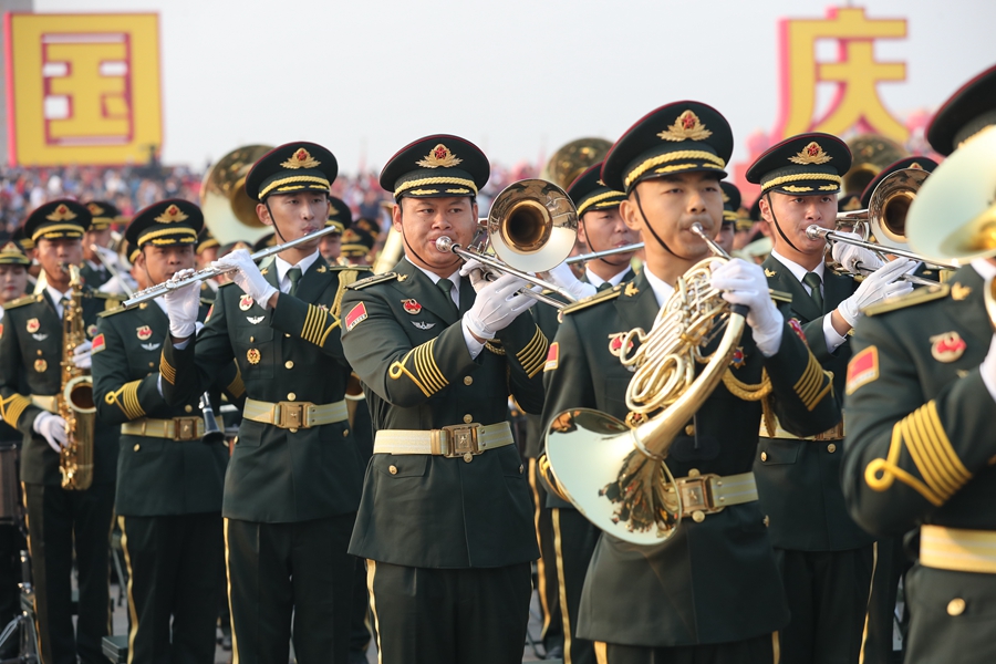 解放軍聯(lián)合軍樂團在廣場就位后進行準(zhǔn)備工作和試奏。據(jù)了解，解放軍聯(lián)合軍樂團此次演奏是從開國大典至今歷次閱兵以來演奏曲目最多的一次，不少曲目是為此次閱兵量身打造的全新作品，此次也是歷次女演奏員最多的一次。