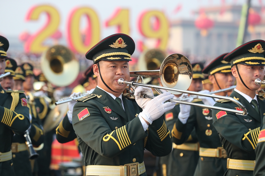 解放軍聯(lián)合軍樂團在廣場就位后進行準(zhǔn)備工作和試奏。據(jù)了解，解放軍聯(lián)合軍樂團此次演奏是從開國大典至今歷次閱兵以來演奏曲目最多的一次，不少曲目是為此次閱兵量身打造的全新作品，此次也是歷次女演奏員最多的一次。