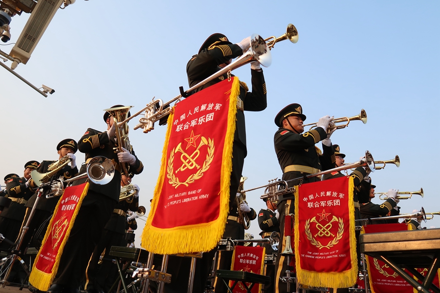解放軍聯(lián)合軍樂團在廣場就位后進行準(zhǔn)備工作和試奏。據(jù)了解，解放軍聯(lián)合軍樂團此次演奏是從開國大典至今歷次閱兵以來演奏曲目最多的一次，不少曲目是為此次閱兵量身打造的全新作品，此次也是歷次女演奏員最多的一次。