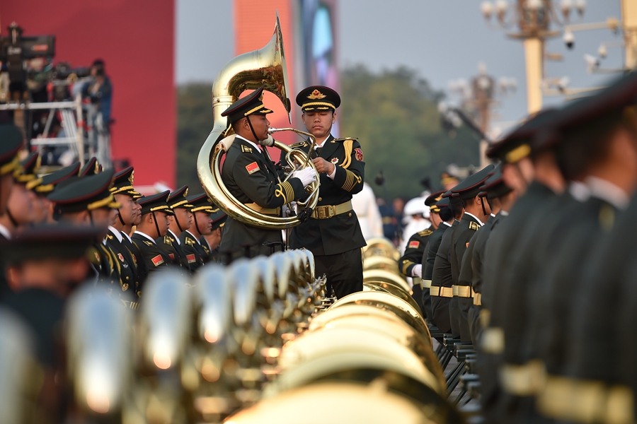 解放軍聯(lián)合軍樂團在廣場就位后進行準(zhǔn)備工作和試奏。據(jù)了解，解放軍聯(lián)合軍樂團此次演奏是從開國大典至今歷次閱兵以來演奏曲目最多的一次，不少曲目是為此次閱兵量身打造的全新作品，此次也是歷次女演奏員最多的一次。