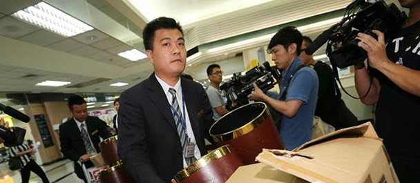 禮儀公司帶著遺體袋、骨灰壇協(xié)助處理善后