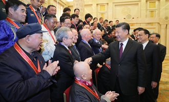 慶祝大會結(jié)束后，習(xí)近平等會見受表彰人員及親屬代表