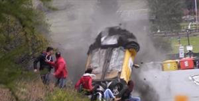 史上最幸運撞車！圍觀群眾躲過一劫