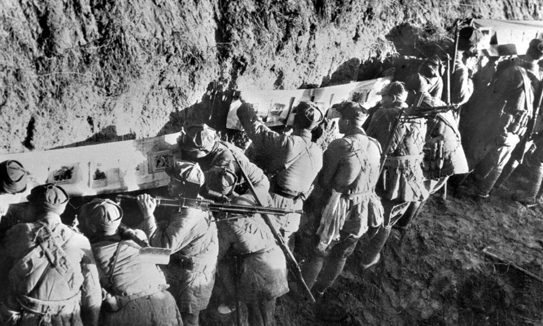 1948年冬，淮海戰(zhàn)役期間，雙堆集前沿陣地舉辦的戰(zhàn)地影展，深受解放軍戰(zhàn)士歡迎。新華社稿  袁克忠攝