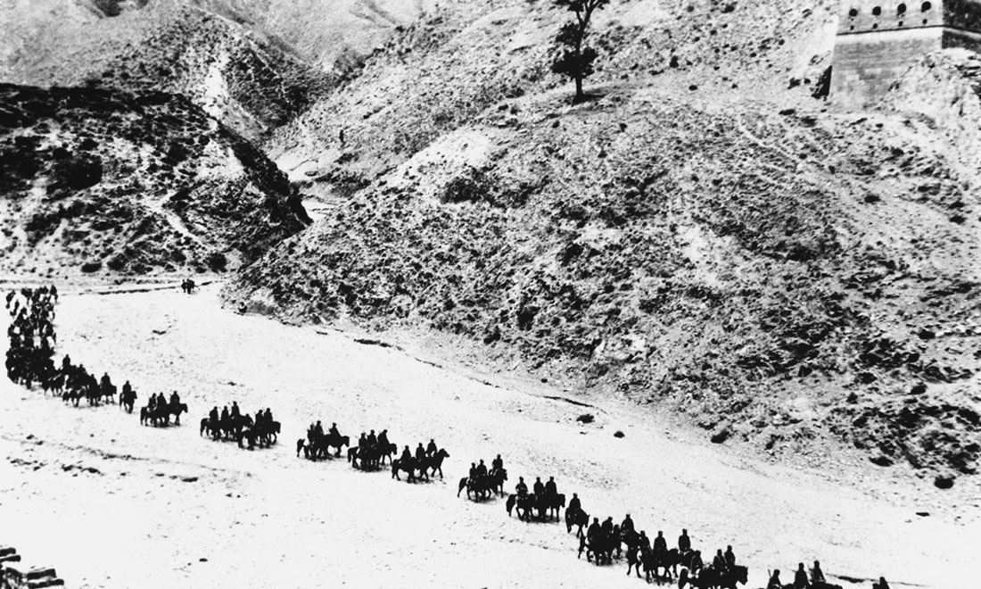 1937年11月太原失守后，八路軍向華北敵后挺進，分兵發(fā)動群眾，開展敵后游擊戰(zhàn)爭，創(chuàng)建敵后根據(jù)地。新華社稿　沙飛攝