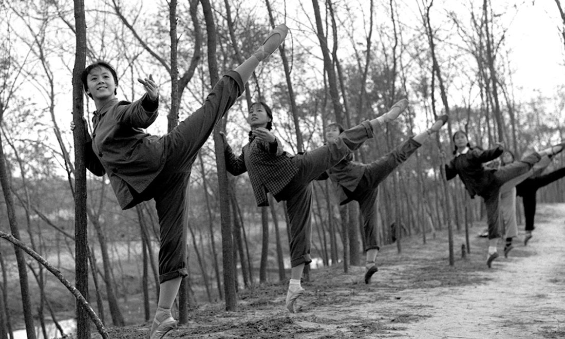 1972年秋，上海市舞蹈學(xué)?！栋酌穭〗M的演員們來到上海市金山縣金衛(wèi)公社參加勞動鍛煉，在農(nóng)村也堅持練功。新華社記者黃田寶攝