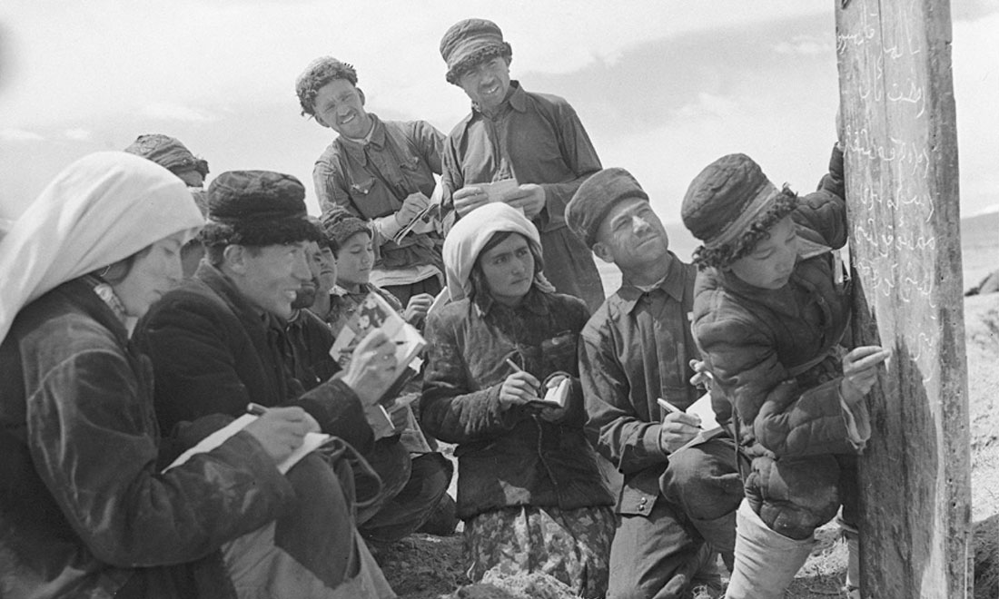 1960年6月，新疆慕士塔格峰下，大人們在小學(xué)生幫助下學(xué)習(xí)文化。新華社記者武純展攝