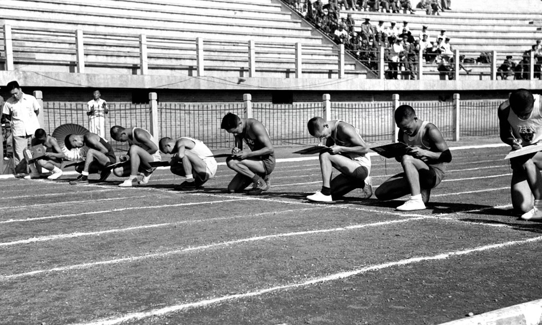 1952年8月2日，慶祝中國人民解放軍建軍25周年全軍運動會在北京舉行，運動員在進行識字賽跑比賽。新華社記者岳國芳攝