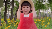 把夏天穿身上！寶媽給3歲女兒拍創(chuàng)意果蔬照