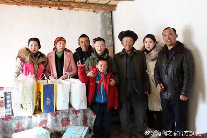 奧運(yùn)冠軍體操名將楊威把溫暖帶到北疆小朋友們的家中，把體育精神與奮斗的信念，傳遞到所有北疆孩子們的心中。