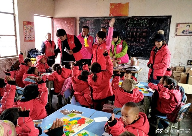 2018年，由海瀾之家攜手網(wǎng)易新聞打造的“多一課溫暖”課程平臺(tái)讓一間間溫暖的課堂走向深山與邊陲。帶著貼合孩子教育需求的線上內(nèi)容和教師、各領(lǐng)域KOL及愛心人士組成的愛心團(tuán)隊(duì)，海瀾之家用實(shí)際行動(dòng)為孩子的教育加溫，踐行“多一克溫暖”。