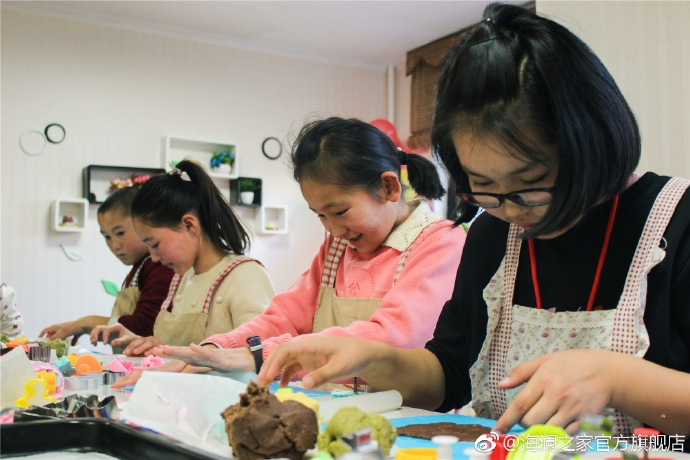 在北京，孩子們上了一節(jié)別開生面的廚藝課——手工DIY餅干。孩子們腦洞大開親自上手，從制作到出爐不僅留下了噴香的餅干，還留下了珍貴的回憶。親手做的餅干孩子們舍不得獨(dú)享，成為了回程路上最重要的“伴手禮”