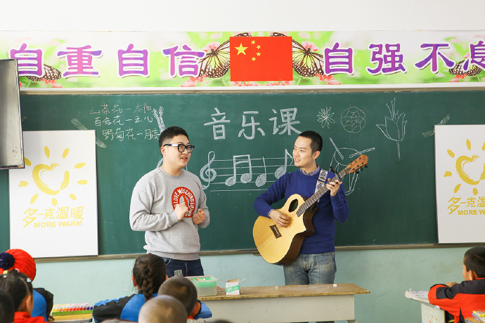 “多一克溫暖”公益活動(dòng)的老朋友好妹妹樂隊(duì)，為孩子們帶來了音樂和繪畫課，用音符溫暖孩子們的心靈，用畫筆繪出更繽紛的世界。不斷匯聚的愛心，讓寒冷的北疆進(jìn)入到更多人的視野當(dāng)中，也讓孩子們臉上的笑容更燦爛。