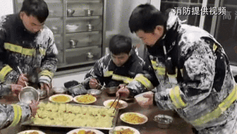 零下14度滅火后 消防員吃飯這一幕讓人心疼！
