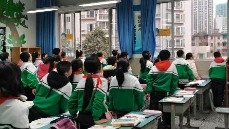 課上到一半，同學(xué)們卻把頭望向了外面！校長說：點(diǎn)贊！