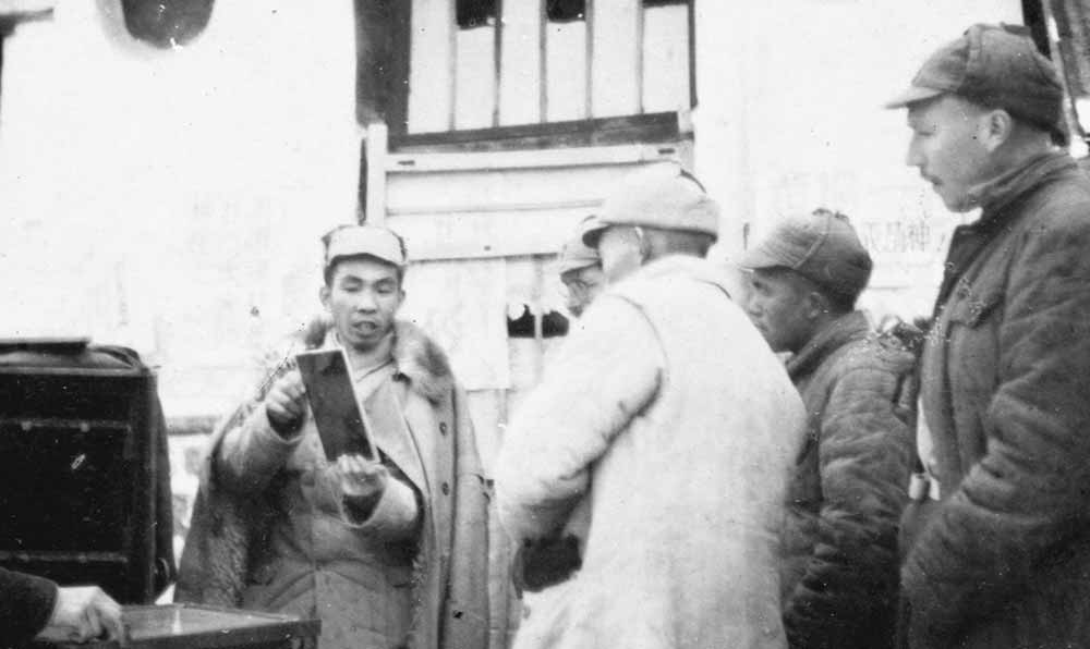 沙飛向參觀者講《晉察冀畫報(bào)》的制版情況。