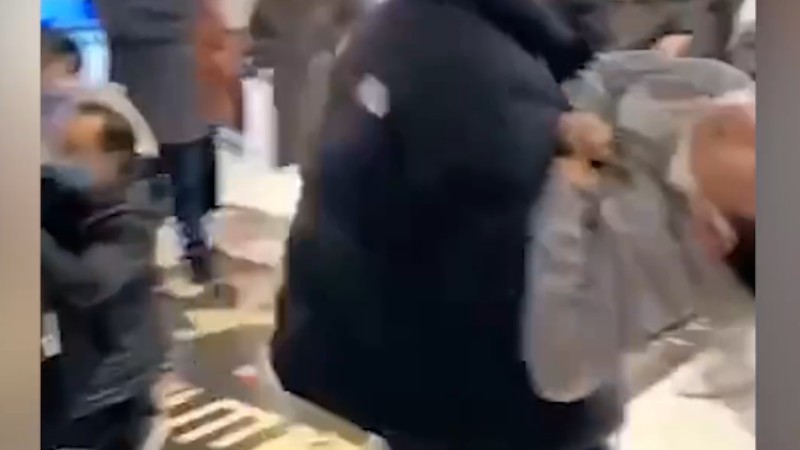 浙江一電影院發(fā)生事故多人送醫(yī)，現場家長懷抱兒童奔走