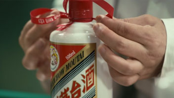 “抱團(tuán)松動(dòng)”！機(jī)構(gòu)慌了？有人急忙賣茅臺(tái)，有人連夜看周期