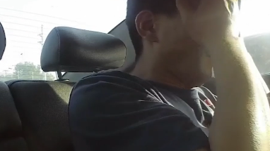 這人啥情況？他在警車上都能睡著