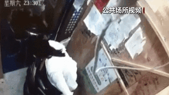 電梯內(nèi)突發(fā)自燃 電動(dòng)車進(jìn)樓怎么禁？ 發(fā)現(xiàn)電瓶車有起火苗頭應(yīng)立刻撤離