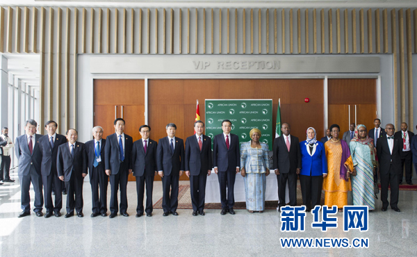5月5日，中國國務院總理李克強在亞的斯亞貝巴非洲聯(lián)盟總部會見非盟委員會主席祖馬。這是會見后，李克強同祖馬參加集體合影。新華社記者王曄攝