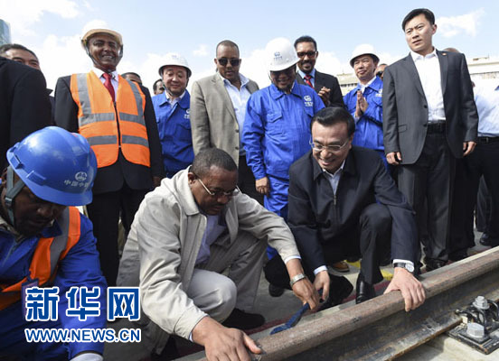 看到中埃雙方員工正在鋪軌作業(yè)，李克強(qiáng)同海爾馬里亞姆一起拿起扳手，擰緊螺絲。新華社記者 李學(xué)仁 攝