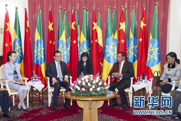 李克強(qiáng)總理夫人程虹、穆拉圖總統(tǒng)夫人梅阿扎參加會見。新華社記者王曄攝