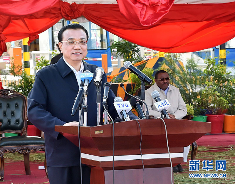 5月5日，國務院總理李克強與埃塞俄比亞總理海爾馬里亞姆共同出席亞的斯亞貝巴-阿達瑪高速公路一期竣工揭牌典禮，并為二期工程開工奠基剪彩。這是李克強在典禮上致辭。新華社記者 李濤 攝 