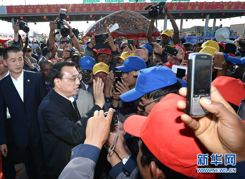 5月5日，中國國務院總理李克強與埃塞俄比亞總理海爾馬里亞姆共同出席亞的斯亞貝巴-阿達瑪高速公路一期竣工揭牌典禮，并為二期工程開工奠基剪彩。這是典禮結束后，李克強同工程施工人員親切交談。新華社記者 李濤 攝 