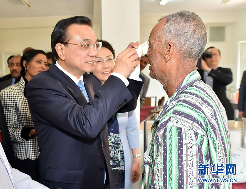 5月6日，國務(wù)院總理李克強與埃塞俄比亞總統(tǒng)穆拉圖一同來到亞的斯亞貝巴阿勒塔醫(yī)院，看望受益于中國免費白內(nèi)障手術(shù)“光明行”活動的埃塞俄比亞患者。這是李克強親手為接受中國醫(yī)生手術(shù)的埃塞俄比亞白內(nèi)障患者拆開紗布。 新華社記者 李濤 攝 