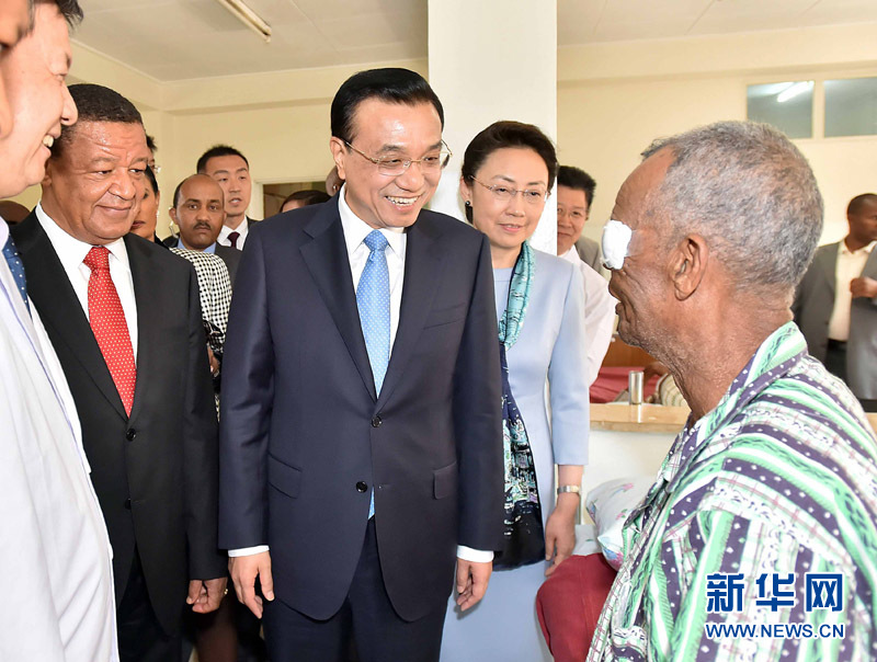 5月6日，中國國務(wù)院總理李克強與埃塞俄比亞總統(tǒng)穆拉圖一同來到亞的斯亞貝巴阿勒塔醫(yī)院，看望受益于中國免費白內(nèi)障手術(shù)“光明行”活動的埃塞俄比亞患者。新華社記者 李濤 攝 
