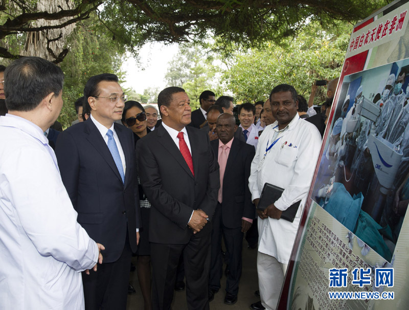 5月6日，中國國務(wù)院總理李克強與埃塞俄比亞總統(tǒng)穆拉圖一同來到亞的斯亞貝巴阿勒塔醫(yī)院，看望受益于中國免費白內(nèi)障手術(shù)“光明行”活動的埃塞俄比亞患者。這是李克強在觀看“光明行”活動展板。 新華社記者 謝環(huán)馳 攝