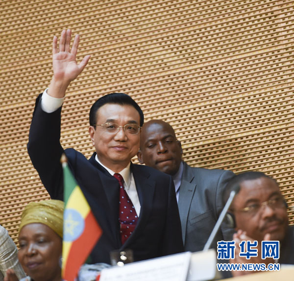 5月5日，中國國務(wù)院總理李克強(qiáng)在位于亞的斯亞貝巴的非洲聯(lián)盟總部發(fā)表題為《開創(chuàng)中非合作更加美好的未來》的演講。這是李克強(qiáng)步入會(huì)場時(shí)向聽眾揮手致意。新華社記者 李學(xué)仁 攝 