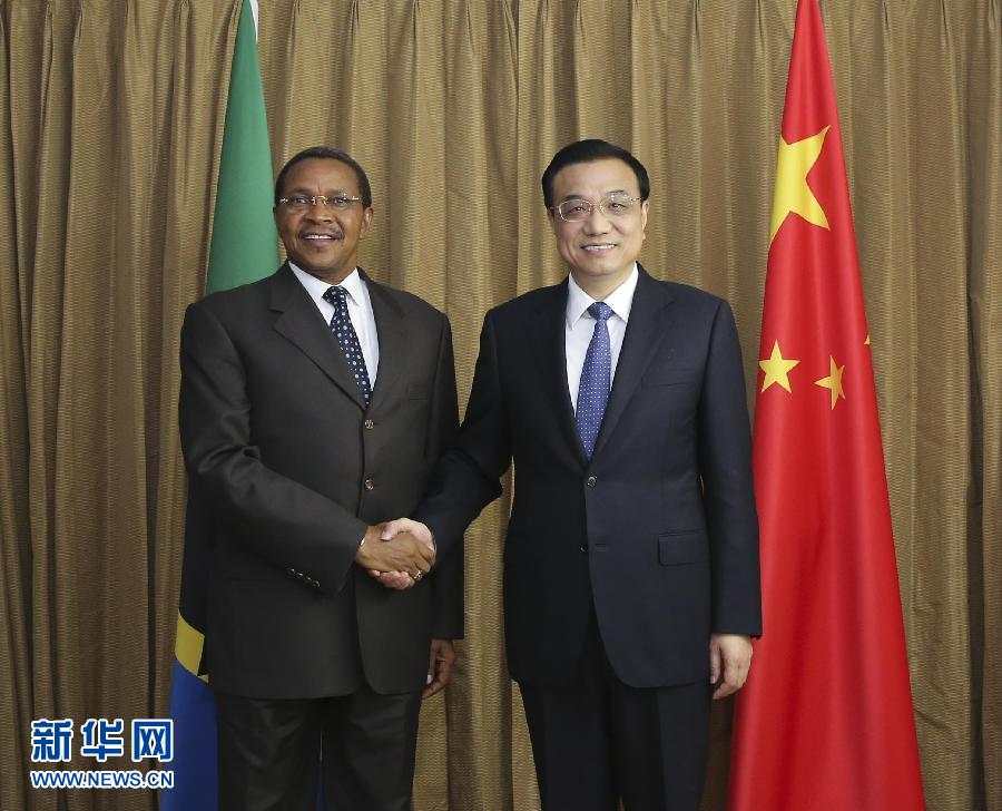  5月7日，正在尼日利亞訪問(wèn)的國(guó)務(wù)院總理李克強(qiáng)在阿布賈會(huì)見(jiàn)出席第24屆世界經(jīng)濟(jì)論壇非洲峰會(huì)全會(huì)的坦桑尼亞總統(tǒng)基奎特。 新華社記者 丁林?jǐn)z 