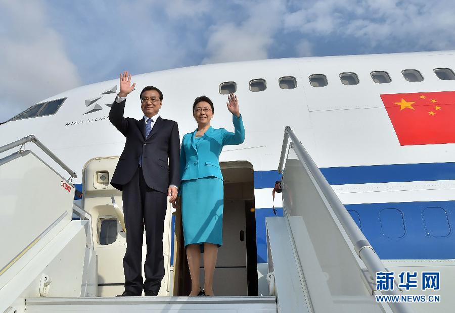 5月8日，應安哥拉總統(tǒng)多斯桑托斯邀請，中國國務院總理李克強乘專機抵達羅安達二月四日國際機場，開始對安哥拉進行正式訪問。李克強總理夫人程虹同機抵達。新華社記者 李濤 攝 