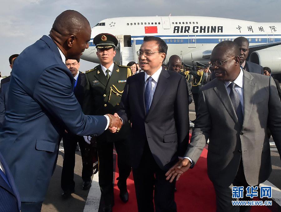  5月8日，應安哥拉總統(tǒng)多斯桑托斯邀請，中國國務院總理李克強乘專機抵達羅安達二月四日國際機場，開始對安哥拉進行正式訪問。這是安哥拉副總統(tǒng)維森特（右一）到機場迎接李克強總理。新華社記者 李濤 攝 