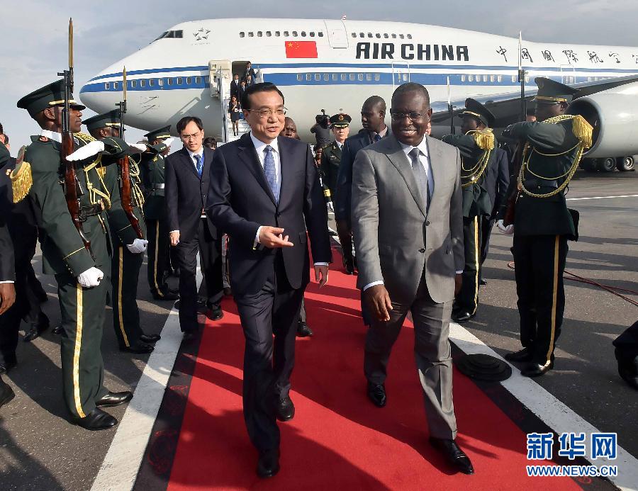5月8日，應安哥拉總統(tǒng)多斯桑托斯邀請，國務院總理李克強乘專機抵達羅安達二月四日國際機場，開始對安哥拉進行正式訪問。這是安哥拉副總統(tǒng)維森特到機場迎接李克強總理。新華社記者 李濤 攝 