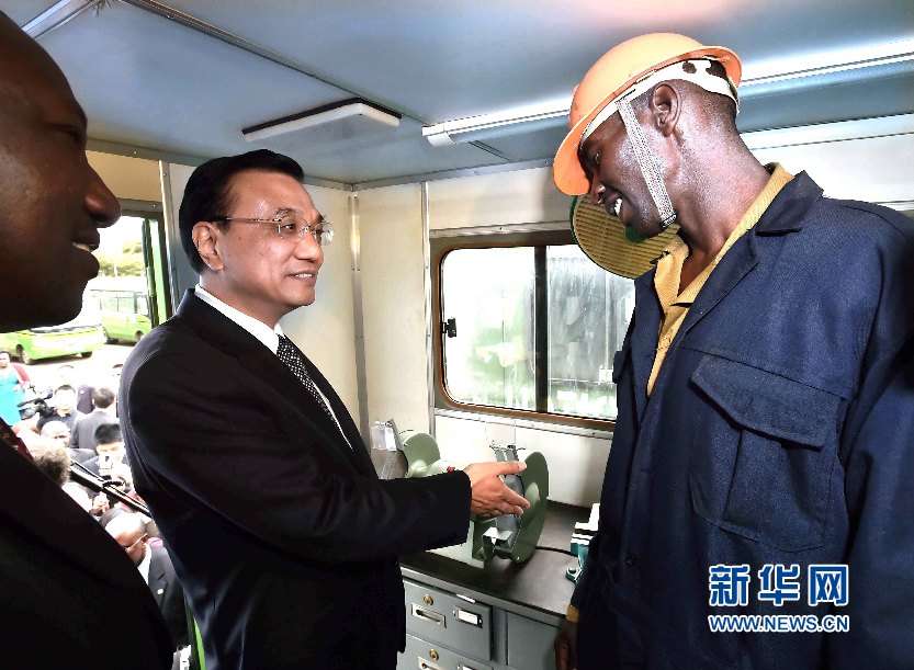 5月11日，國務(wù)院總理李克強參觀肯尼亞國家青年服務(wù)隊。這是李克強與服務(wù)隊隊員親切交談。 新華社記者 李濤 攝