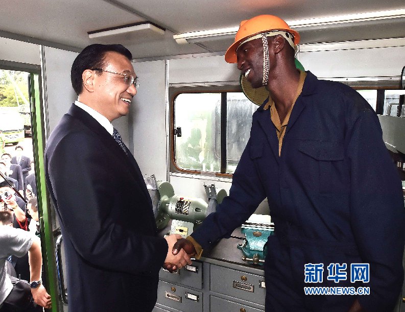 5月11日，中國國務(wù)院總理李克強參觀肯尼亞國家青年服務(wù)隊。這是李克強與服務(wù)隊隊員親切交談。 新華社記者 李濤 攝