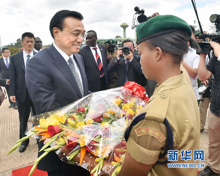 5月11日，中國國務(wù)院總理李克強參觀肯尼亞國家青年服務(wù)隊。這是服務(wù)隊隊員向李克強敬獻鮮花。 新華社記者 李濤 攝