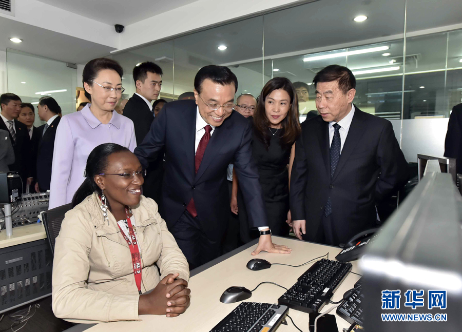 5月11日，中國國務院總理李克強在肯尼亞首都內(nèi)羅畢看望并慰問中央電視臺非洲分臺員工。 新華社記者 李濤 攝 