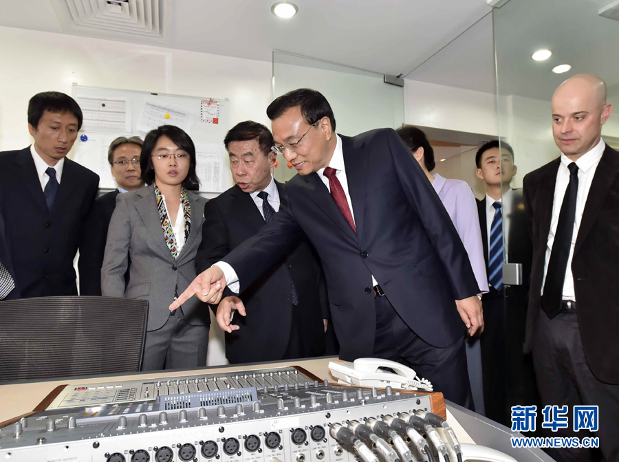 5月11日，中國國務院總理李克強在肯尼亞首都內(nèi)羅畢看望并慰問中央電視臺非洲分臺員工。 新華社記者 李濤 攝 