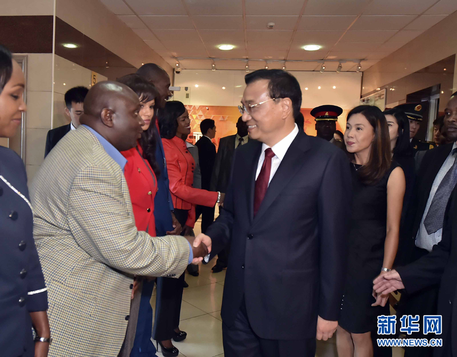5月11日，中國國務院總理李克強在肯尼亞首都內(nèi)羅畢看望并慰問中央電視臺非洲分臺員工。 新華社記者 李濤 攝 