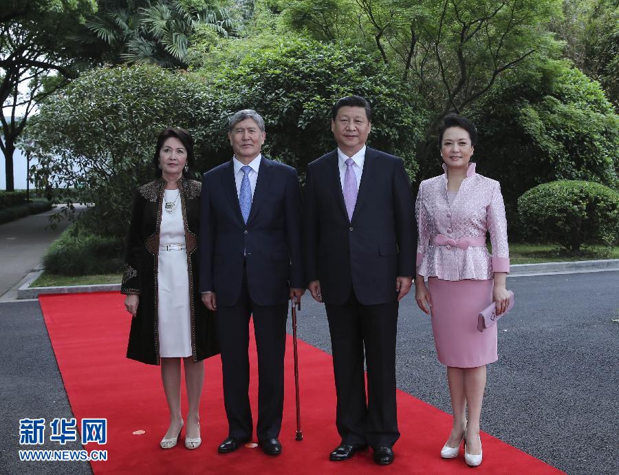 會(huì)談前，習(xí)近平在上海西郊會(huì)議中心廣場(chǎng)為阿坦巴耶夫舉行歡迎儀式。新華社記者 蘭紅光 攝 