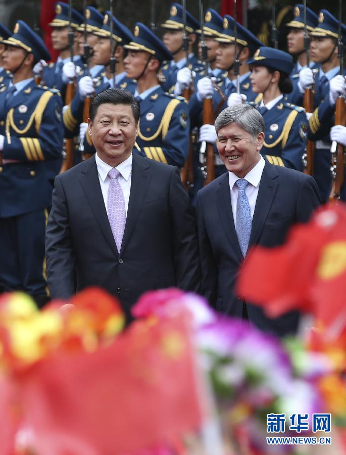 會(huì)談前，習(xí)近平在上海西郊會(huì)議中心廣場(chǎng)為阿坦巴耶夫舉行歡迎儀式。新華社記者 蘭紅光 攝 