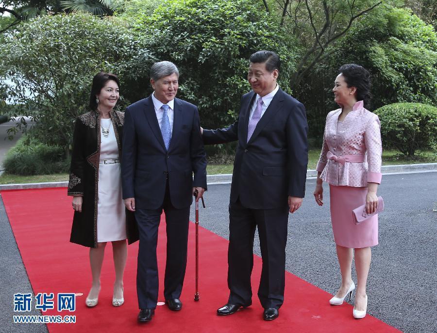 會(huì)談前，習(xí)近平在上海西郊會(huì)議中心廣場(chǎng)為阿坦巴耶夫舉行歡迎儀式。新華社記者 蘭紅光 攝 