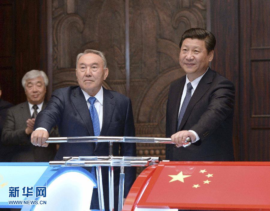 5月19日，國(guó)家主席習(xí)近平在上海同哈薩克斯坦總統(tǒng)納扎爾巴耶夫舉行會(huì)談。這是會(huì)談后，兩國(guó)元首共同出席中哈連云港物流場(chǎng)站項(xiàng)目遠(yuǎn)程投產(chǎn)儀式。新華社記者 馬占成 攝 