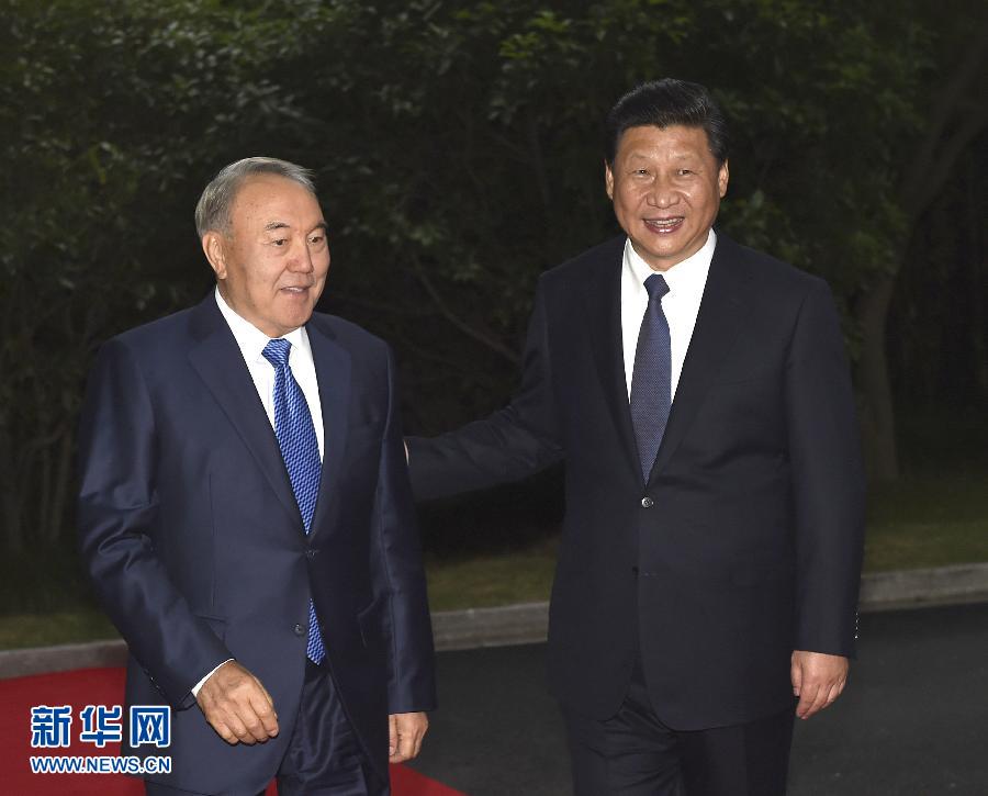  5月19日，中國(guó)國(guó)家主席習(xí)近平在上海同哈薩克斯坦總統(tǒng)納扎爾巴耶夫舉行會(huì)談。這是會(huì)談前，習(xí)近平在上海西郊會(huì)議中心廣場(chǎng)為納扎爾巴耶夫舉行歡迎儀式。新華社記者 馬占成 攝 