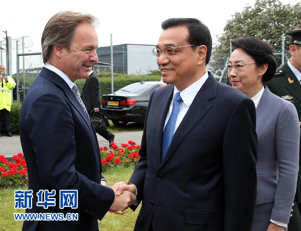 6月16日，應(yīng)英國首相卡梅倫邀請，國務(wù)院總理李克強乘專機抵達倫敦希思羅機場，開始對英國進行正式訪問。李克強總理夫人程虹同機抵達。這是英國政府高級官員到機場迎接李克強總理和夫人。新華社記者 龐興雷 攝